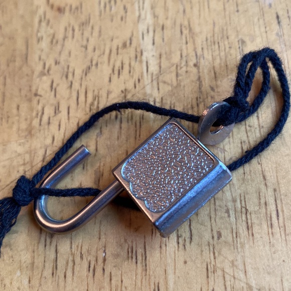 The lock in pre-owned condition, silver tone - Picture 3 of 4